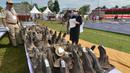 Pejabat Departemen Kehutanan Assam mengatur cula badak sitaan sebelum membakarnya pada tungku untuk menandai Hari Badak Sedunia dekat Taman Nasional Kaziranga, Bokakhat, India, 22 September 2021. Kegiatan ini untuk mematahkan mitos terkait cula dan mencegah perburuan badak. (Biju BORO/AFP)