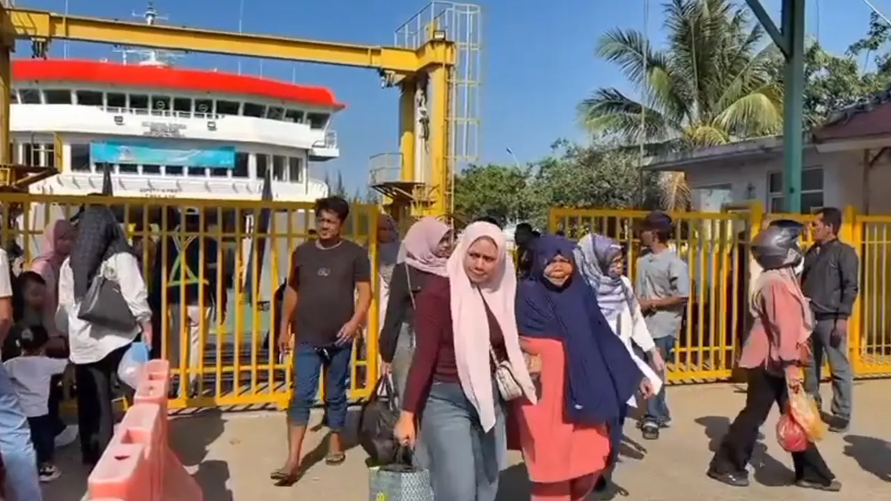 Wisatawan yang merayakan Idul Fitri memadati Pelabuhan Ulee Lheue, Banda Aceh