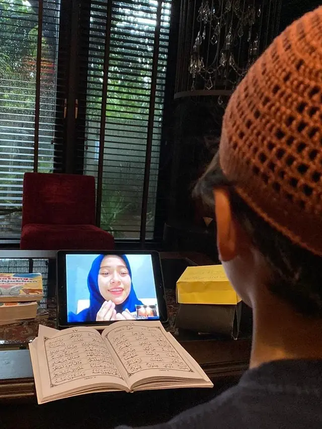 5 Potret Noah Sinclair Belajar Ngaji Online Saat Pandemi, Tuai Pujian