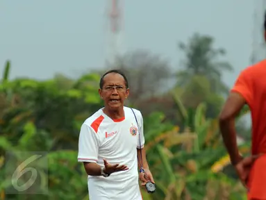 Pelatih Persija, Bambang Nurdiansyah (kiri) memberikan arahan pada timnya saat latihan di NYTC, Sawangan, Depok, Senin (2/11/2015). Latihan ini persiapan jelang turnamen Piala Jenderal Sudirman, 14 November mendatang. (Liputan6.com/Helmi Fithriansyah)  
