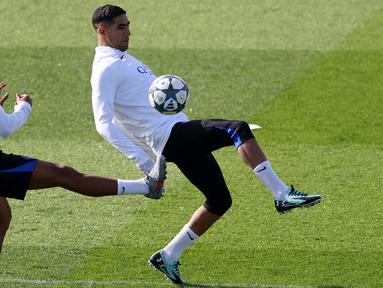 Bek Brasil Paris Saint-Germain (PSG), Marquinhos (kiri) berebut bola dengan Achraf Hakimi selama sesi latihan di Campus Paris Saint-Germain di Poissy, di barat Paris, pada 16 September 2025. (FRANCK FIFE/AFP)