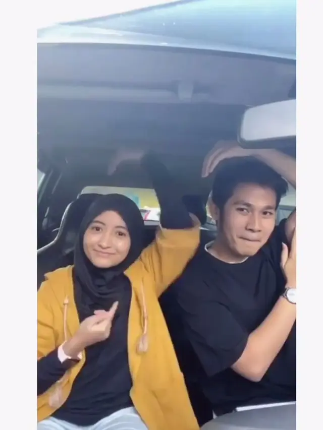 Punya Kekasih Masinis, Ini 6 Potret Mesra Arafah Rianti dan Jevi Santosa