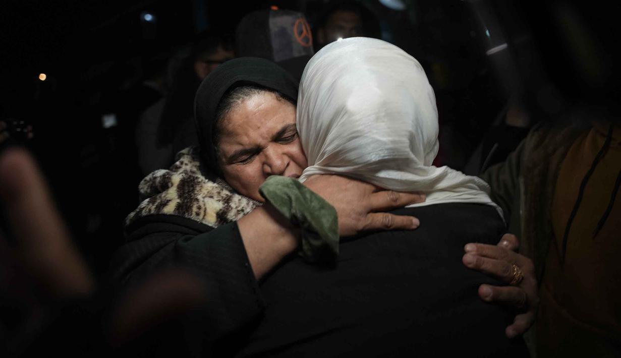 Amani Omran disambut kerabatnya saat tiba di Rumah Sakit Nasser di Khan Younis, Jalur Gaza selatan, Rabu 4 Februari 2026 pagi waktu setempat, menyusul pembukaan kembali penyeberangan perbatasan Rafah. Gelombang warga Palestina yang hendak kembali ke Jalur Gaza terus berlangsung. (AP Photo/Jehad Alshrafi)