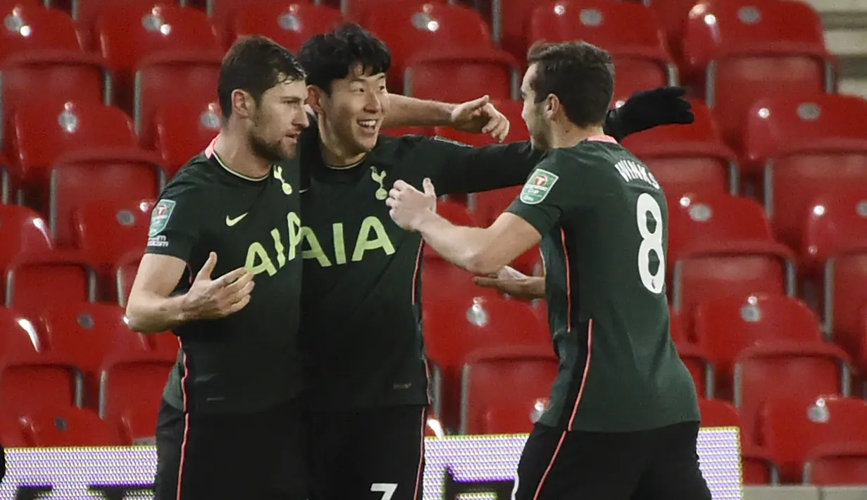 Bek Tottenham Hotspur, Ben Davies (kiri), melakukan selebrasi bersama rekan-rekannya usai mencetak gol kedua timnya ke gawang Stoke City dalam laga perempatfinal Piala Liga Inggris Carabao Cup di Bet365 Stadium, Rabu (23/12/2020). Tottenham menang 3-1 atas Stoke. (AP/Rui Vieira)