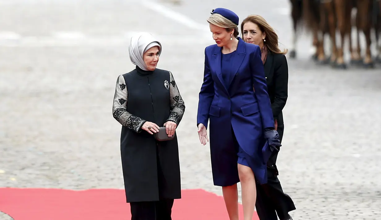 Ratu Belgia Mathilde (kanan) berbicara dengan Ibu Negara Turki, Emine Erdogan (kiri) saat upacara penyambutab di Istana Kerajaan di Brussel, Belgia (5/10/2015). Emine Erdogan tampil dengan jilbab berwarna perak. (REUTERS / Francois Lenoir)