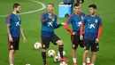 Pemain Spanyol, Inigo Martinez, Sergio Canales Dani Ceballos dan Marco Asensio saat mengikuti latihan tim di stadion Mestalla di Valencia (22/3). Spanyol akan bertanding melawan Norwegia pada grup F kualifikasi Euro 2020. (AFP Photo/Jose Jordan)