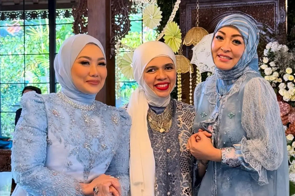 Adu Gaya Serba Biru Para Mama: Reza Artamevia, Angelina Sondakh, dan Geni Faruk di Acara 7 Bulanan Aaliyah Massaid