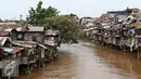 Bangunan kumuh semi permanen berjejer di bantaran Kali Ciliwung, Jakarta, Rabu (20/1). Tahun 2016 ini, Pemprov DKI Jakarta menargetkan akan melakukan penggusuran pemukiman kumuh sebanyak mungkin di Ibu Kota. (Liputan6.com/Immanuel Antonius)