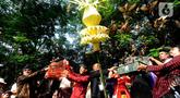 Aktivis dan akademisi melepas burung saat kegiatan Sedekah Hutan Universitas Indonesia di Hutan UI, Depok, Jawa Barat, Sabtu (03/06/2023). (merdeka.com/Arie Basuki)