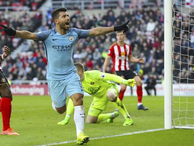 Sergio Aguero membuka keunggulan bagi Manchester City menit ke 42' setelah tembakannya merobek jala Sunderland pada lanjutan Premier League di Stadium of Light, Sunderland, (5/3/2017). Manchester City menang 2-0.  (Owen Humphreys/PA via AP)
