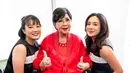 Mantan penyanyi cilik Trio Kwek Kwek, Leony dan Dhea Ananda yang kompak mengenakan mini dress hitam sleeveless dengan aksen lace putih, berfoto dengan Titiek Puspa yang tampil serba merah. [@leonyvh]