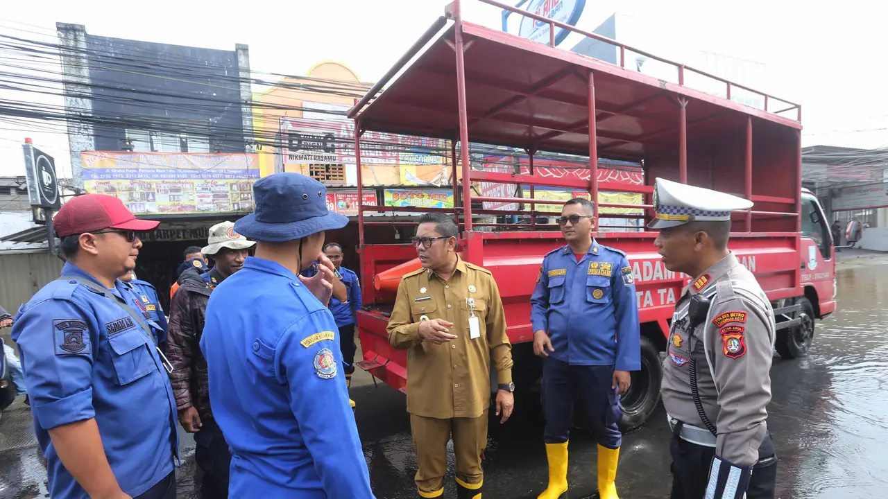 Wakil Wali Kota Tangerang, Maryono Hasan, yang meninjau langsung ke sejumlah titik genangan di Kota Tangerang. (Liputan6.com/Pramita Tristiawati)