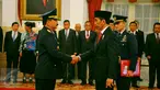 Presiden Joko Widodo bersalaman dengan Marsekal Madya Hadi Tjahjanto usai pelantikan di Istana Negara, Jakarta, Rabu (18/1). Hadi Tjahjanto menjadi Kepala Staf Angkatan Udara (Kasau) menggantikan Agus Supriatna. (Liputan6.com/Angga Yuniar)