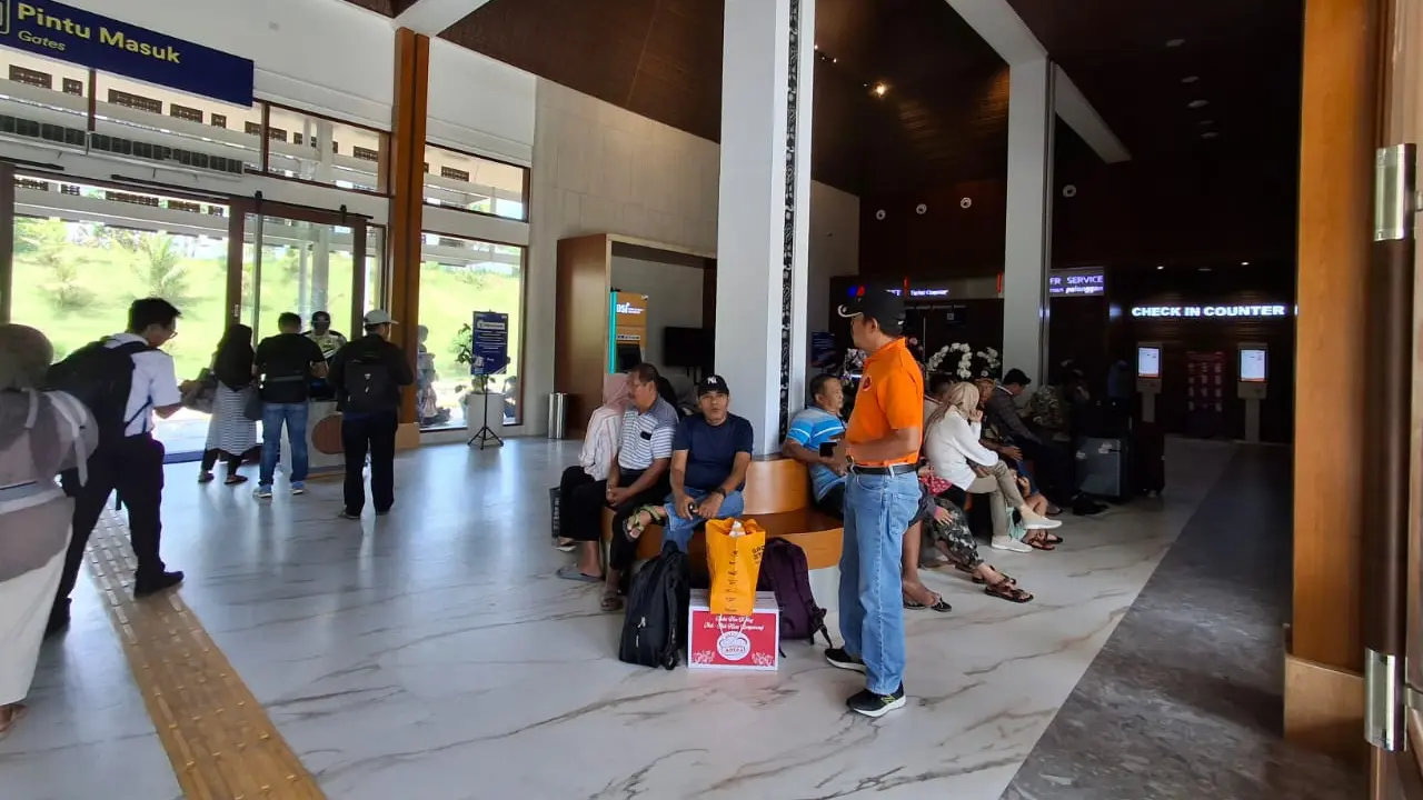 Para penumpang bersiap memasuki stasiun Banyuwangi Kota, Banyuwangi (Istimewa)