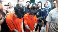 Sejoli pembunuhan Ciktuti Iin Puspita (22) yang jasadnya ditemukan di dalam lemari di Mampang Prapatan, Jakarta Selatan, akhirnya tiba di Bandara Soekarno Hatta, Kota Tangerang, pukul 11.41 WIB, Kamis (22/11/2018).