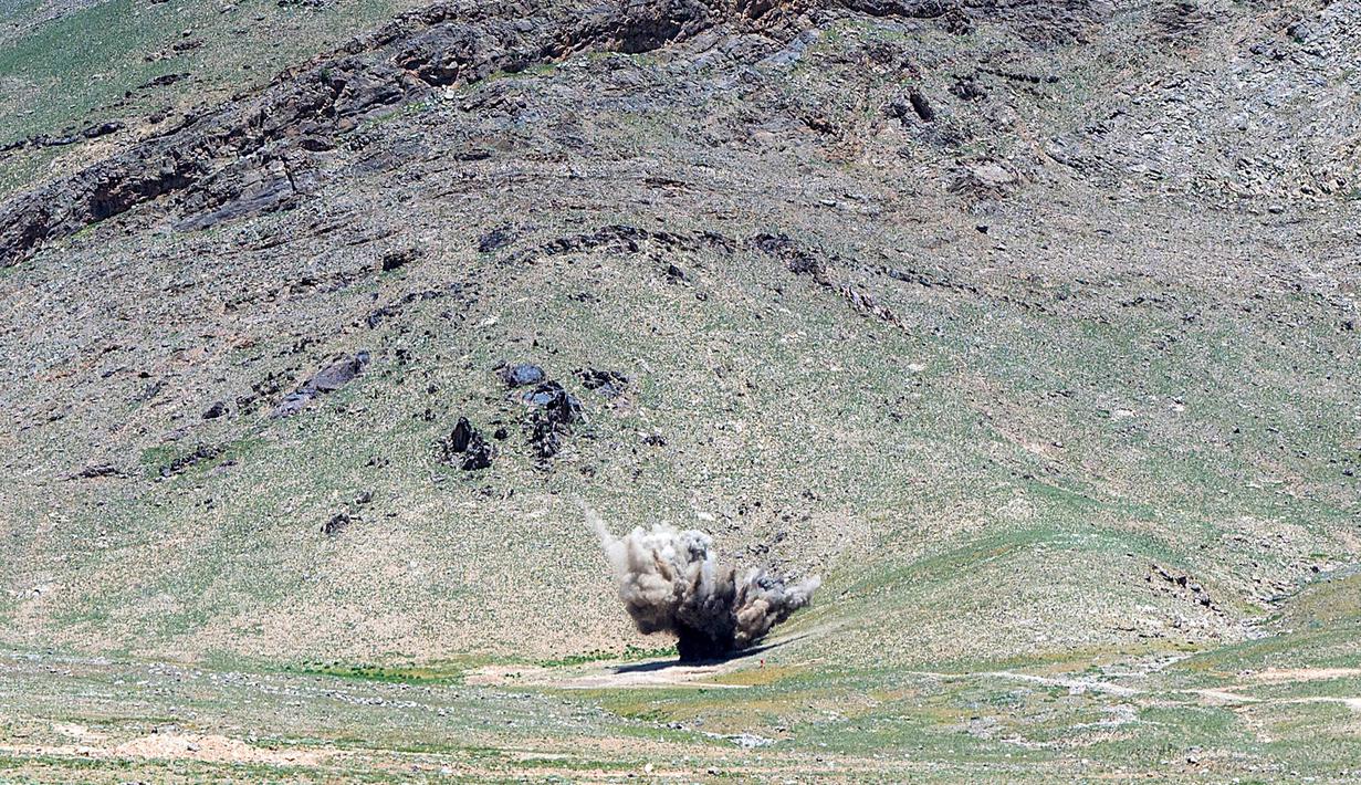 <p>Para penjinak ranjau Afghanistan dari Halo Trust meledakkan ranjau yang belum meledak (UXO) di sebuah bukit di distrik Deh Sabz, Kabul, pada 21 Mei 2024. (Wakil KOHSAR/AFP)</p>