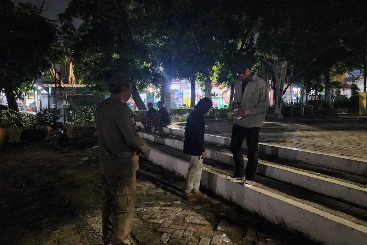 Satpol PP Kota Depok saat membubarkan muda mudi yang sedang berpacaran hingga larut malam di Taman Merdeka, Sukmajaya, Depok. (Liputan6.com/Dicky Agung Prihanto)