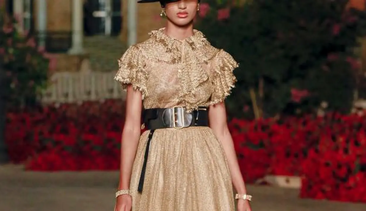 <p>Kennedy dengan jaket pendek, celana berpinggang tingi, dan topi bertepi lebar yang dikenakan miring. Di tempat lain, ada banyak sekali sulaman yang menghiasi gaun Madonna della Macarena yang dihormati. Foto: Document/Dior.</p>