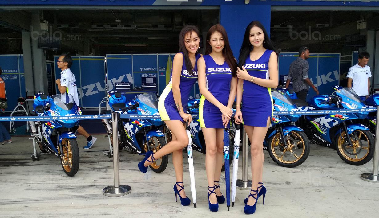 Para Umbrella Girl berpose saat Asia Road Racing Championship (ARRC) 2017 di Sirkuit Buriram, Thailand, Sabtu (2/12/2017). Kehadiran para umbrella girl menjadi daya tarik tersendiri di lintasan balap. (Bola.com/Muhammad Wirawan)