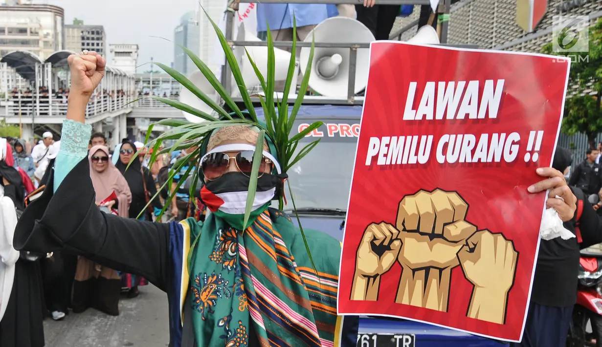 Massa aksi yang tergabung dalam Persaudaraan alumni 212 atau PA 212 melakukan aksi damai di depan gedung Bawaslu, Jakarta, Jumat (10/5/2019). Pada aksinya mereka melaporkan kecurangan pemilu yang merugikan Capres dan Cawapres 02 dan menuntut Bawaslu untuk tetap netral. (Liputan6.com/Herman Zakharia)