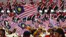 Warga Malaysia merayakan Hari Kemerdekaan ke-58 yang dipusatkan di Dataran Merdeka, Kuala Lumpur, Senin (31/8/2015). Perayaan kemerdekaan kali ini dilakukan di tengah desakan mundur kepada PM Najib. (REUTERS/Olivia Harris)