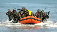 Pasukan Komando TNI saat latihan anti-teror di Pantai Kajhu, Banda Aceh, Selasa (22/11). Latihan untuk mengantisipasi kemungkinan tindakan teror dan penyerangan oleh ISIS yang dalam setahun terakhir terjadi di Tanah Air. (AFP PHOTO/Chaideer Mahyuddin)