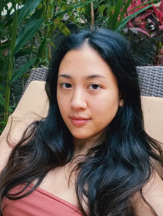 Tentu saja unggahan Sherina yang tak memakai makeup banjir pujian dari netizen. Pasalnya, wajahnya dinilai tetap terlihat glowing dan manis.(Liputan6.com/IG/@sherinamunaf)