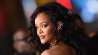 Rihanna berpose saat menghadiri pemutaran perdana film "Black Panther: Wakanda Forever" Marvel Studios di Dolby Theatre di Hollywood, California, pada 26 Oktober 2022. Pemenang Grammy sembilan kali itu memancarkan kecantikan dengan rambut hitamnya yang ditata bergelombang pantai. (AFP/Valeri Macon)