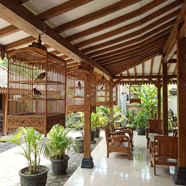 Teras dengan Kandang Burung