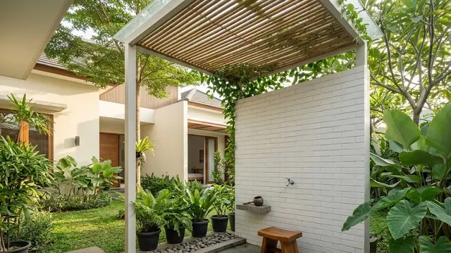 Tempat Wudhu di Sudut Halaman dengan Batu Koral