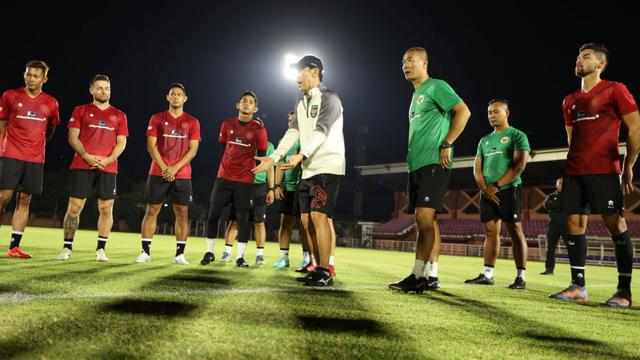 Para pemain timnas berlatih di Stadion Thor Surabaya jelang lawan Turkmenistan. (Istimewa)