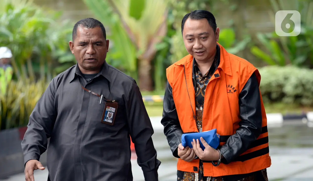 Bupati nonaktif Lampung Utara Agung Ilmu Mangkunegara (kanan) tiba di Gedung KPK, Jakarta, Senin (3/2/2020). Agung akan diperiksa sebagai tersangka untuk melengkapai berkas terkait dugaan menerima suap proyek di Dinas PUPR dan Dinas Perdagangan Kabupaten Lampung Utara. (merdeka.com/Dwi Narwoko)