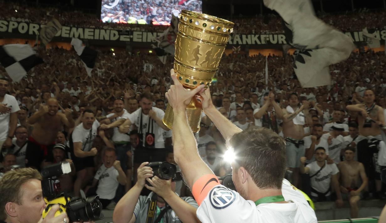 Pemain Eintracht Frankurt melakukan selebrasi usai menjuarai DFB Pokal dengan mengalahkan Bayern Munchen di Stadion Olympiastadion Berlin, Minggu (20/5/2018). Eintracht Frankurt menang 3-1 atas Bayern Munchen. (AP/Michael Sohn)