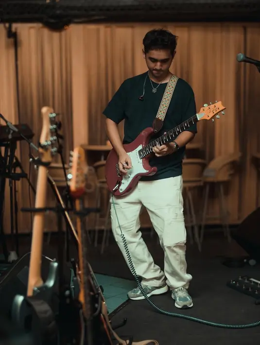 Syahravi memiliki suara yang merdu. Oleh sebab itu ia memilih tinggalkan dunia akting dan mencoba dunia tarik suara. Keputusannya untuk jadi penyanyi ini disambut hangat oleh pencinta musik dengan single-singlenya disebut easy listening. (Liputan6.com/IG/syahravi_)