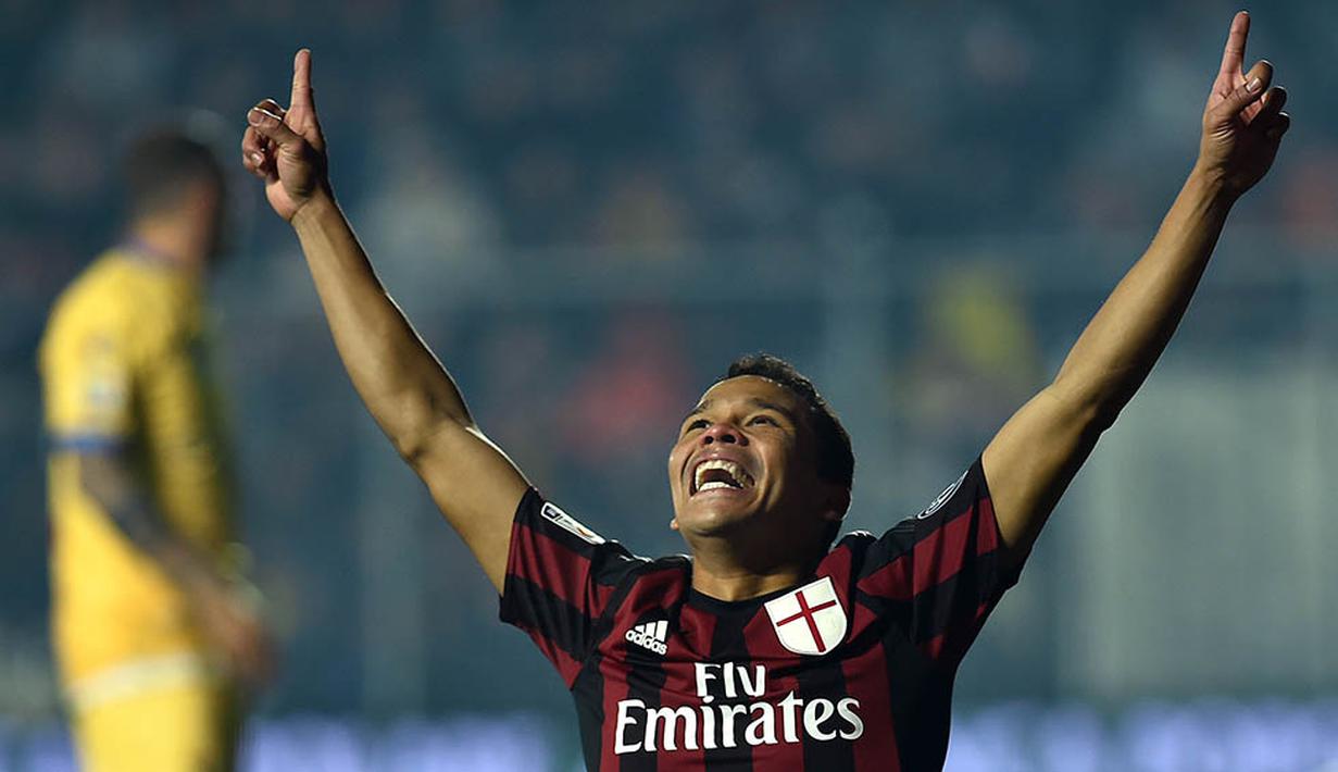 10. Carlos Bacca. Penampilan memukau bersama Sevilla membuat striker asal Kolombia ini menjadi incaran klub-klub elit Eropa. Namun, Bacca lebih memilih bergabung dengan AC Milan daripada Arsenal atau Liverpool. (AFP/Alberto Pizzoli) 