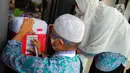 Lalu, mengurus administrasi dan diberi buku panduan kesehatan. (merdeka.com/Imam Buhori)