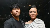 Ada juga Dea Ananda dan suaminya, Ariel Nidji. Pasangan suami istri ini datang menambah kebahagiaan Radit yang telah resmi melepas gelarnya sebagai Presiden Jomblo. (Nurwahyunan/Bintang.com)