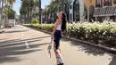 Berpose di spot-spot terbaik, Beby Tsabina tampil kasual dengan crop top putih. Rambut panjangnya dibiarkan terurai, Beby Tsabina tampak memadukan crop top putihnya dengan celana jeans bercorak yang colorful, sneakers putih, dan tas Dior. Foto: Instagram.