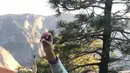 Selah Schneiter berpose setelah berhasil memanjat tebing El Capitan di Taman Nasional Yosemite, California, Amerika Serikat, 12Juni 2019. Menurut sang ayah Michael Schneiter, putrinya sempat syok usai mencapai puncak dan menangis bahagia. (Michael Schneiter via AP)