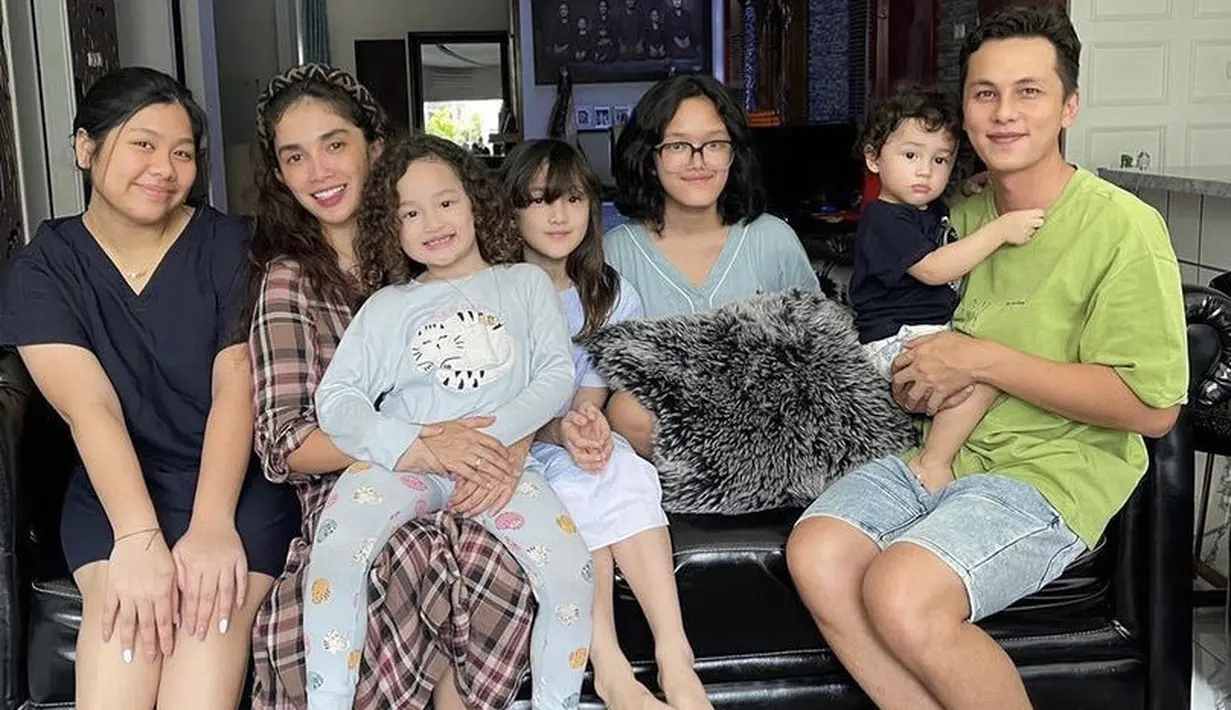 <p>Saat di rumah bersama keluarganya, Andhika tampil santai denhan tshirt hijau dan short denimnya.@andhiiikapratama</p>