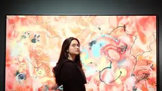 Sering tampil dengan busana serba hitam, penyanyi yang memiliki nama lengkap Stephanie Poetry Dougherty ini merupakan anak bungsu salah diva Indonesia, yaitu Titi DJ. Penampilannya dengan kacamatan andalan membuatnya semakin menawan. (Liputan6.com/IG/@stephaniepoetri)