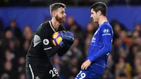 Striker Chelsea, Alvaro Morata melihat bola yang ditangkap kiper Southampton, Angus Gunn selama pertandingan lanjutan Liga Inggris di Stamford Bridge, London (2/1). Chelsea bermain imbang 0-0 atas Southampton. (AFP Photo/Ben Stansall)