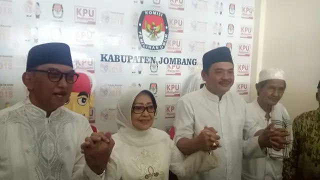 Pasangan Munjidah Wahab -  Surambah mendaftarkan ke KPU Jombang