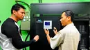 Kompol Bambang  Setyono bersama tim ahli melakukan pengecekan serta memeriksa kondisi UPS di SMAN 57, Jakarta, Sabtu (13/6/2015). Pemeriksaan dibantu 6 tim ahli untuk mengetahui daya dan instalasi UPS di tiap sekolah penerima. (Liputan6.com/Yoppy Renato