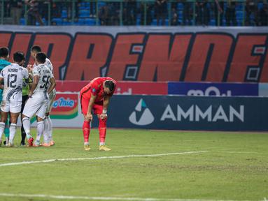 Reaksi pemain Persija Jakarta, Marco Simic saat sejumlah pemain Borneo FC memprotes wasit pada laga pekan ketujuh BRI Liga 2023/2024 di Stadion Patriot Candrabhaga, Bekasi, Rabu (09/08/2023). (Bola.com/Bagaskara Lazuardi)