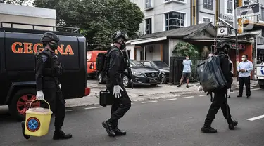 Tim Gegana mengamankan barang bukti dari penggerebekan rumah milik terduga teroris di kawasan Condet, Jakarta, Senin (29/3/2021). Barbuk antara lain 5 bom aktif dan jenis bom sumbu yang siap digunakan, 5 toples bahan peledak serta bom yang siap digunakan seberat 1,5 kg. (merdeka.com/Iqbal S Nugroho)