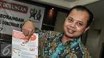  Ketua KPUD DKI Jakarta, Sumarno menunjukan alur syarat penerimaan cagub dan cawagub DKI, Jakarta, Rabu (3/8). KPUD DKI Jakarta resmi membuka pendaftaran untuk pasangan cagub dan cawagub Pilkada DKI lewat jalur perseorangan. (Liputan6.com/Yoppy Renato)