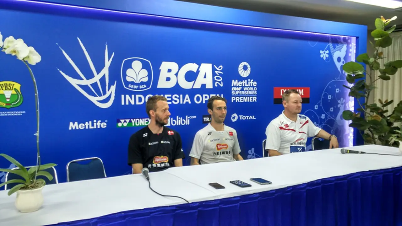 Carsten Mogensen, Mathias Boe, dan Lars Uhre (kiri ke kanan)