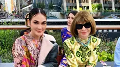 Luna Maya tampak menawan dalam balutan gaun keluaran Coach dengan detail sangat colourful. (Liputan6.com/IG/@lunamaya)