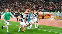 Pemain Juventus berselebrasi usai pertandingan melawan AS Roma pada lanjutan Liga Serie A Italia di stadion Olimpiade, (13/5). Tim asal Turin kini sudah mengoleksi 34 gelar scudetto. (AP Photo/Riccardo Antimiani)